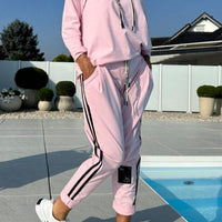 Lucia | gemütliches Damen-Set, Kapuzenpullover kombiniert mit gestreifter Hose.