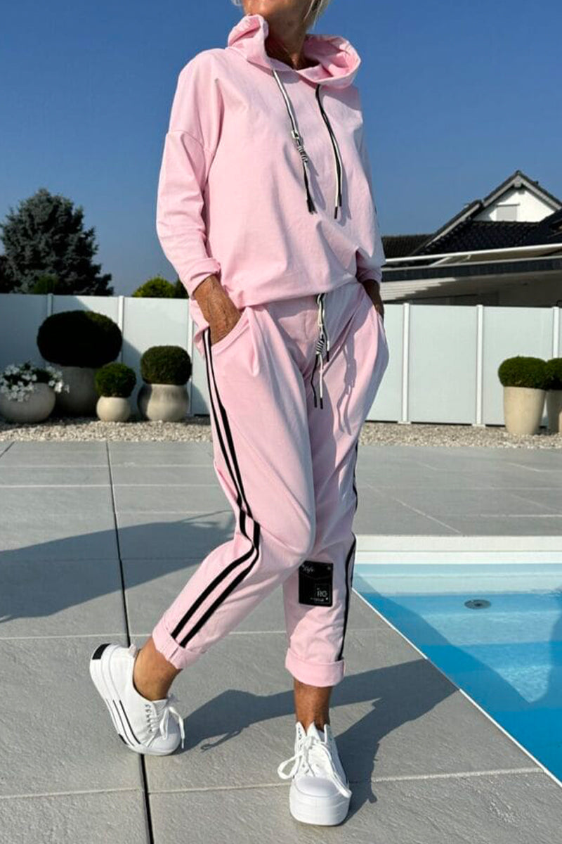 Lucia | gemütliches Damen-Set, Kapuzenpullover kombiniert mit gestreifter Hose.
