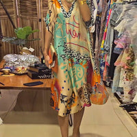 Mae | Bequemes Freizeitkleid mit tiefem V-Ausschnitt