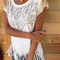 Everly | Modisches T-Shirt mit Nietenfransen-Detail