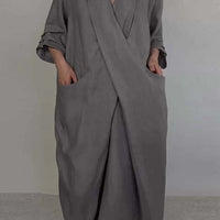 Aiya | Elegantes minimalistisches Kleid mit Tasche und V-Ausschnitt