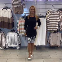 Romina | Modisches Damenkleid aus Strick, Blumenmuster & chic