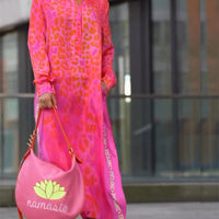 Keyla | modisches Kleid mit Leopardenmuster und Schlitz