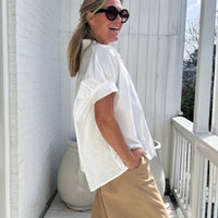 Claire | Locker geschnittene Kurzarm-Bluse mit klassischem Hemdkragen