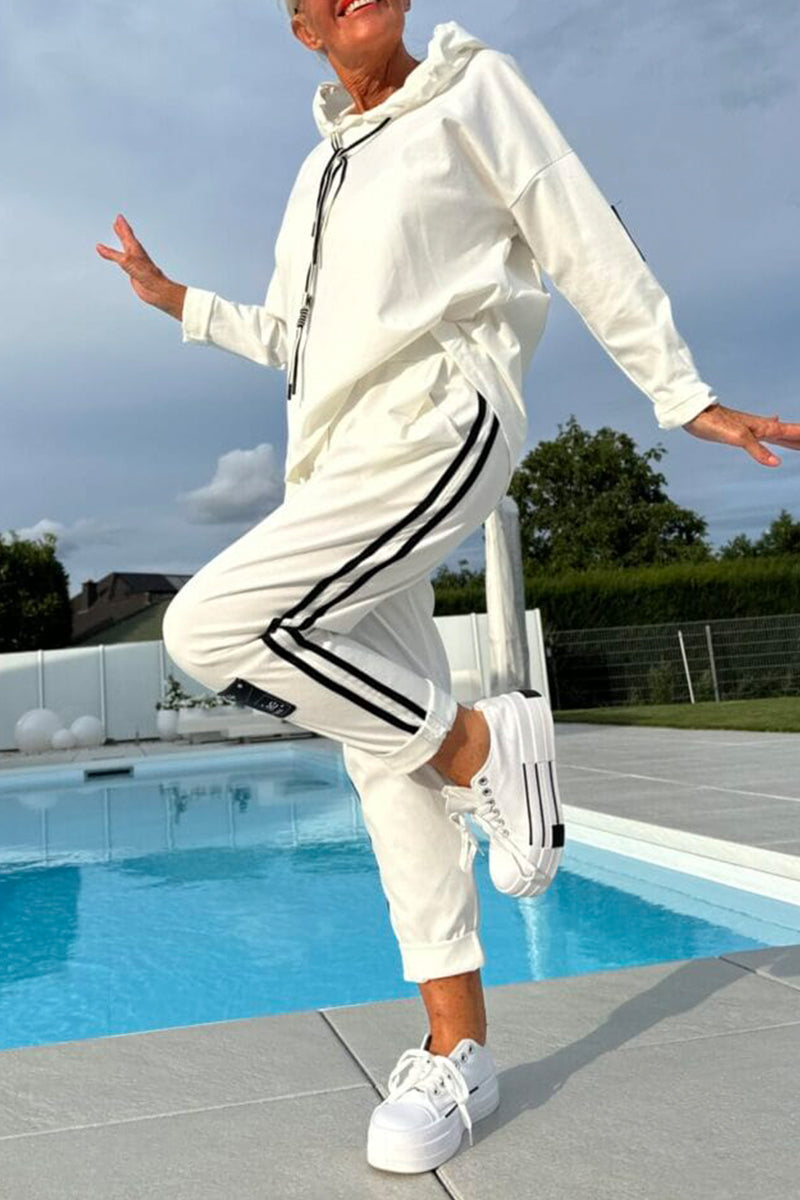 Lucia | gemütliches Damen-Set, Kapuzenpullover kombiniert mit gestreifter Hose.