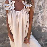 Jubilee | Feminines Kleid mit Blumendetail & U-Ausschnitt