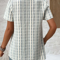 Khloe | Lässiges V-Ausschnitt-T-Shirt mit gestreiftem Karo-Muster