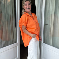 Claire | Locker geschnittene Kurzarm-Bluse mit klassischem Hemdkragen