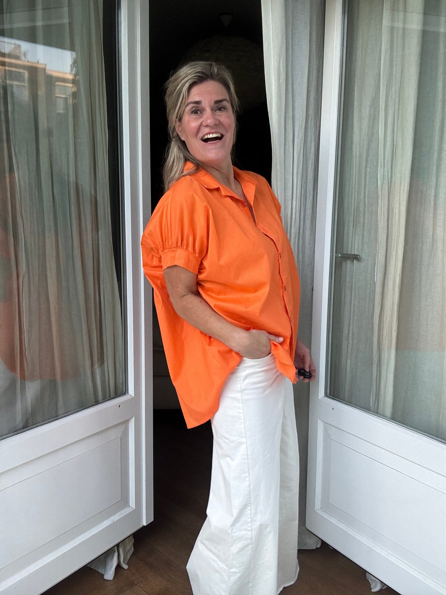 Claire | Locker geschnittene Kurzarm-Bluse mit klassischem Hemdkragen