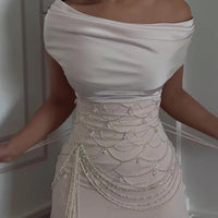 Lia | Schulterfreies Kleid mit Perlendetails