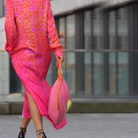 Kia | Langarmkleid mit Schlitz und Leo-Print