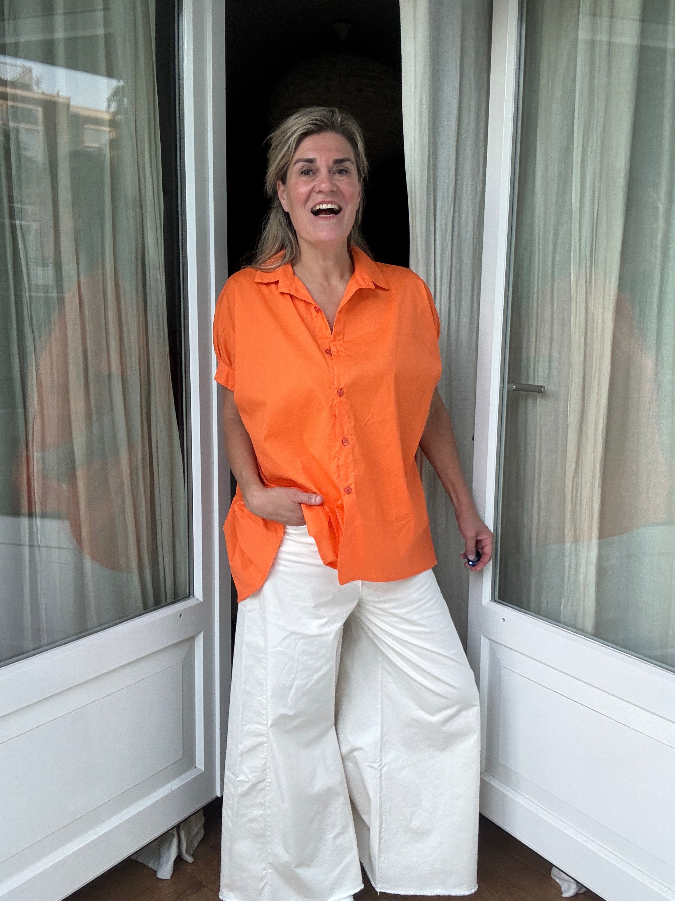 Claire | Locker geschnittene Kurzarm-Bluse mit klassischem Hemdkragen