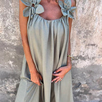 Jubilee | Feminines Kleid mit Blumendetail & U-Ausschnitt