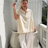 Claire | Locker geschnittene Kurzarm-Bluse mit klassischem Hemdkragen