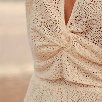 Annie | elegante Bluse mit V-Ausschnitt und asymmetrischer Stickerei