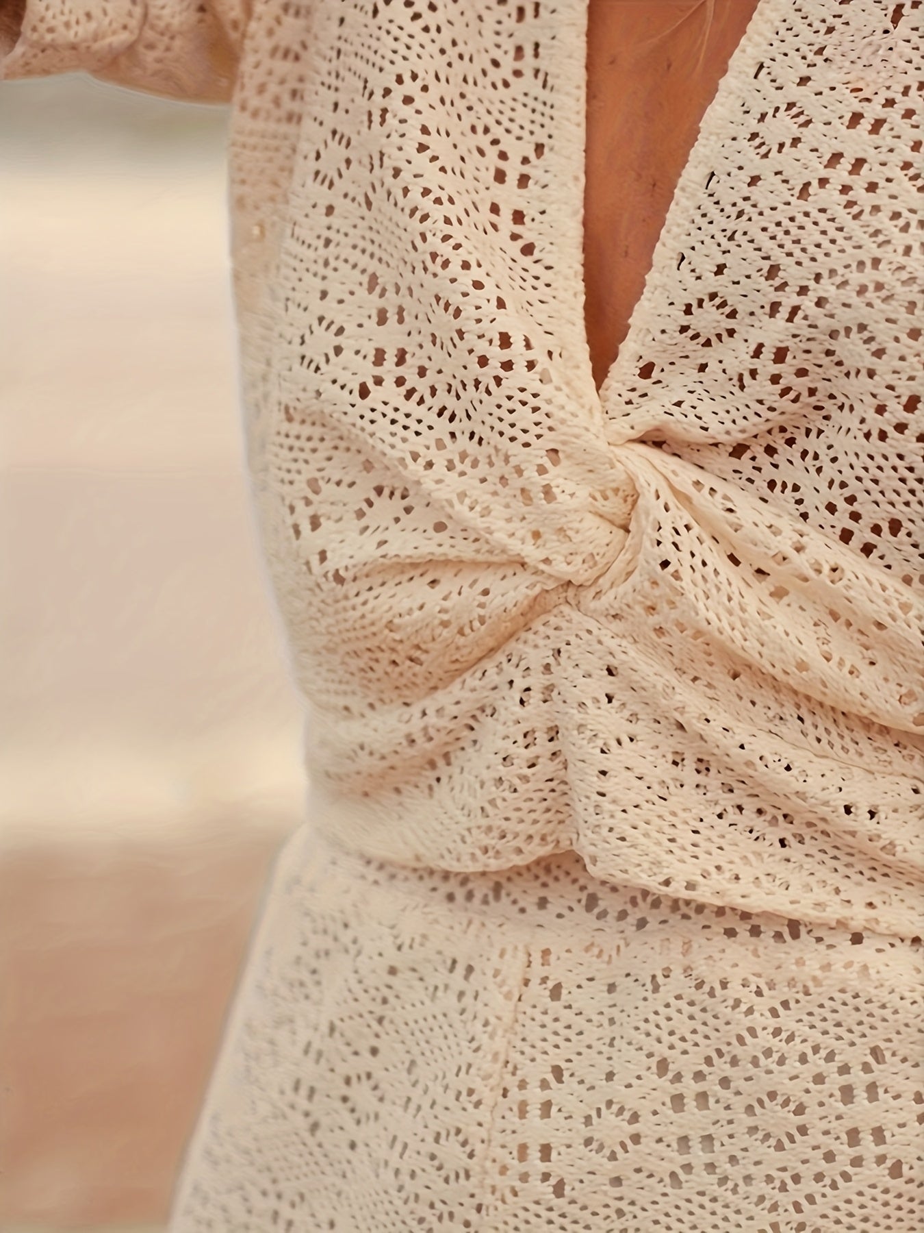 Annie | elegante Bluse mit V-Ausschnitt und asymmetrischer Stickerei