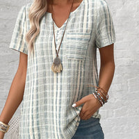 Khloe | Lässiges V-Ausschnitt-T-Shirt mit gestreiftem Karo-Muster