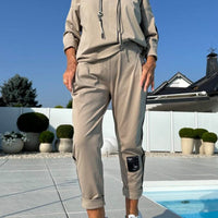 Lucia | gemütliches Damen-Set, Kapuzenpullover kombiniert mit gestreifter Hose.