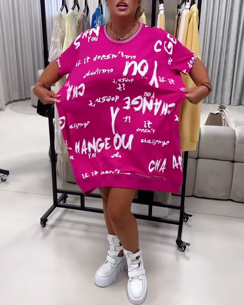 Livie | Lockeres Kleid mit Buchstabenprint