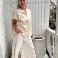 Claire | Locker geschnittene Kurzarm-Bluse mit klassischem Hemdkragen