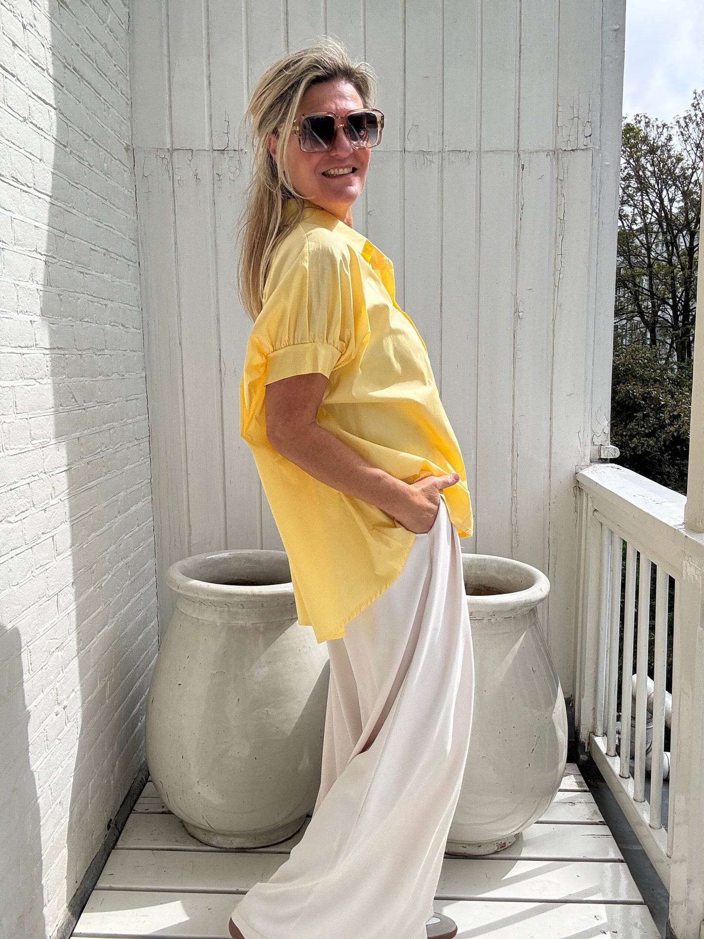 Claire | Locker geschnittene Kurzarm-Bluse mit klassischem Hemdkragen