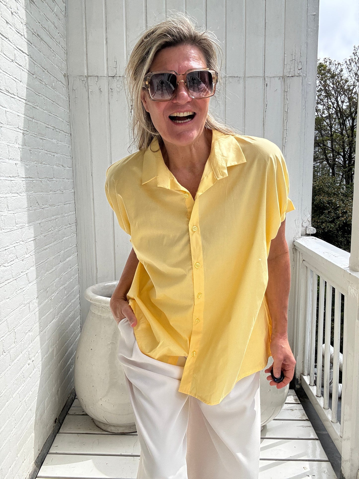 Claire | Locker geschnittene Kurzarm-Bluse mit klassischem Hemdkragen