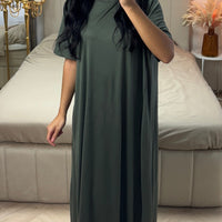 Cassandra | feminines Kleid in Abaya-Style mit kurzen Ärmeln