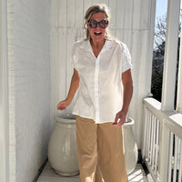 Claire | Locker geschnittene Kurzarm-Bluse mit klassischem Hemdkragen