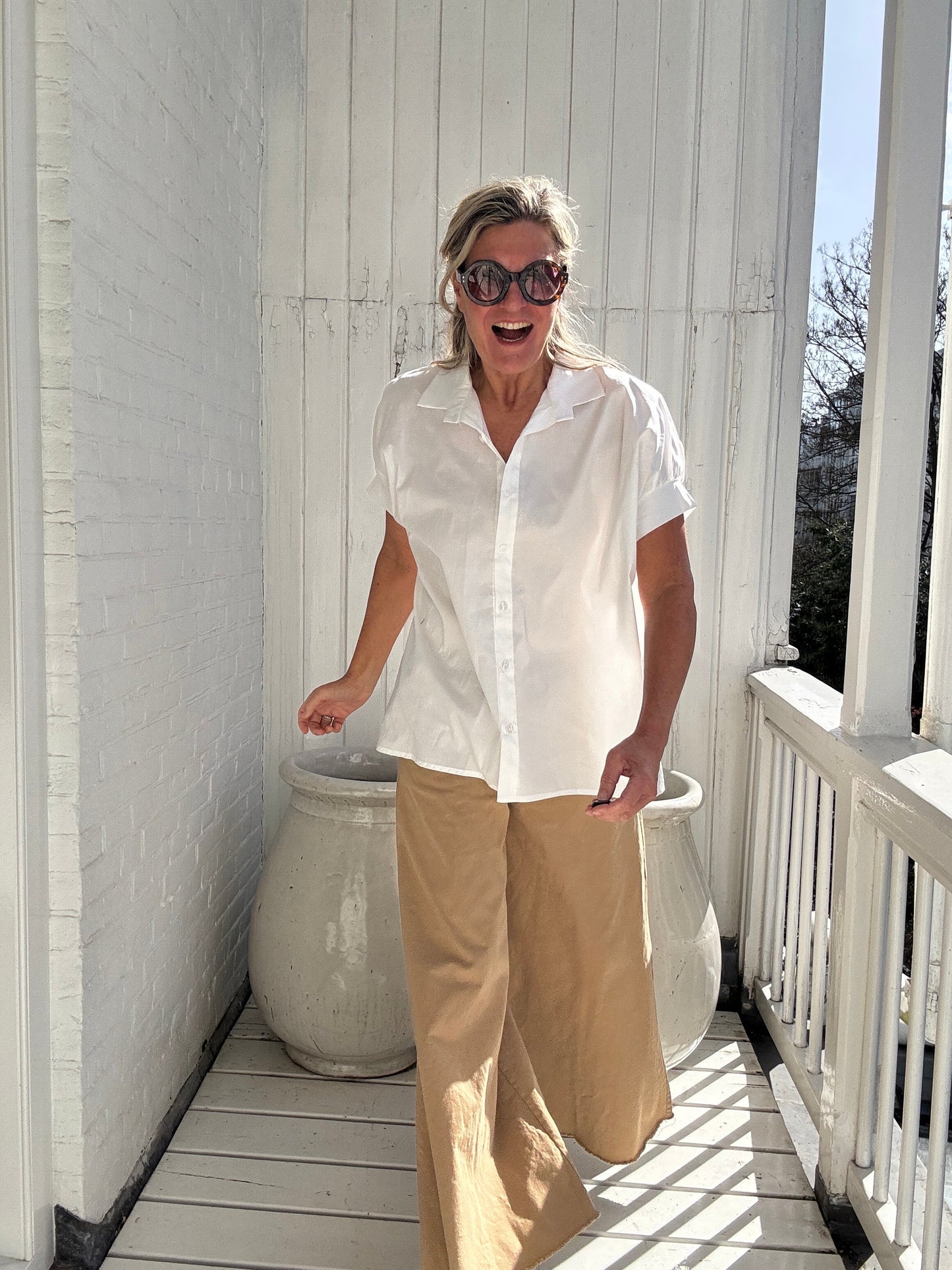 Claire | Locker geschnittene Kurzarm-Bluse mit klassischem Hemdkragen