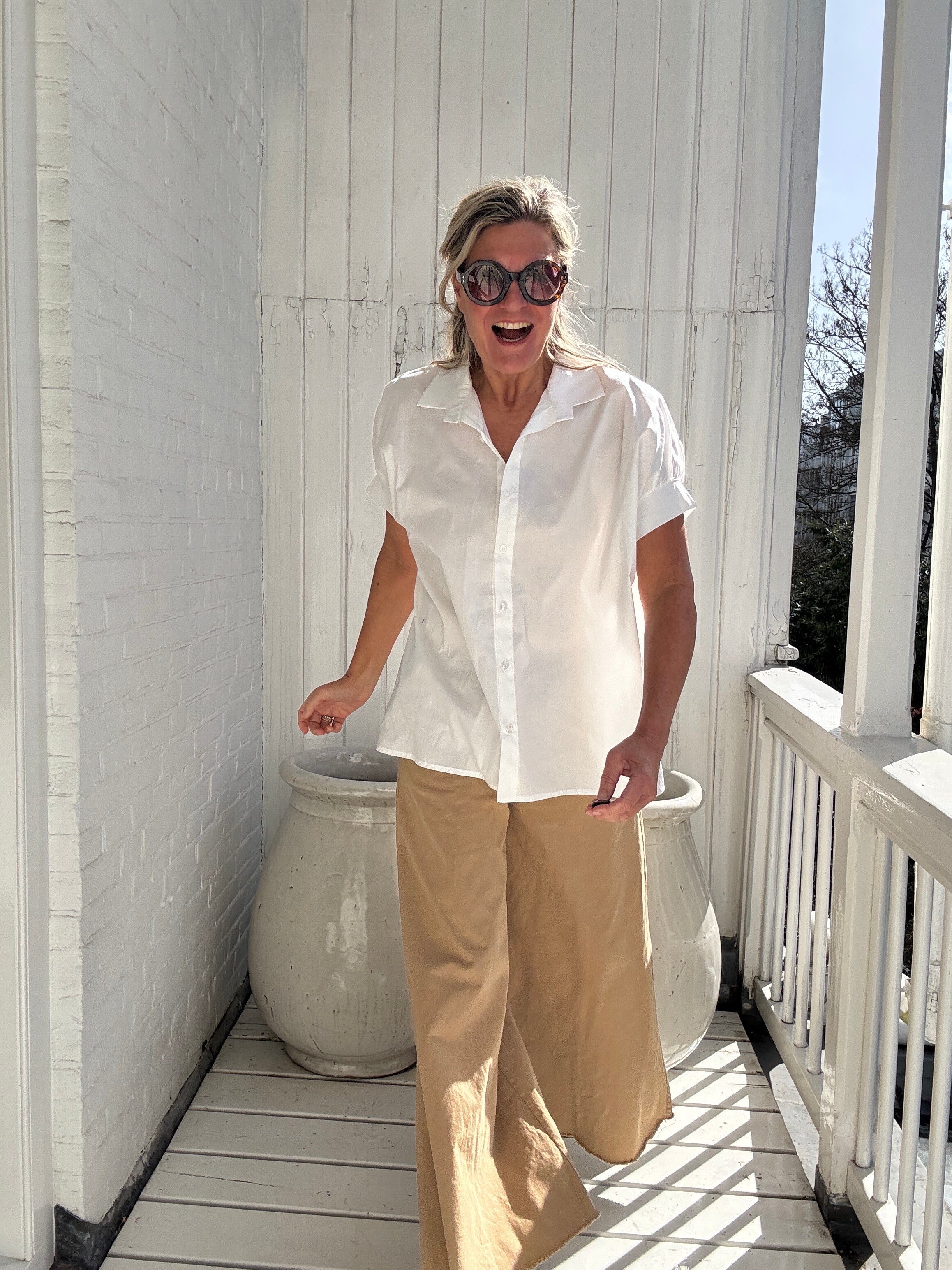 Claire | Locker geschnittene Kurzarm-Bluse mit klassischem Hemdkragen