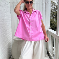 Claire | Locker geschnittene Kurzarm-Bluse mit klassischem Hemdkragen