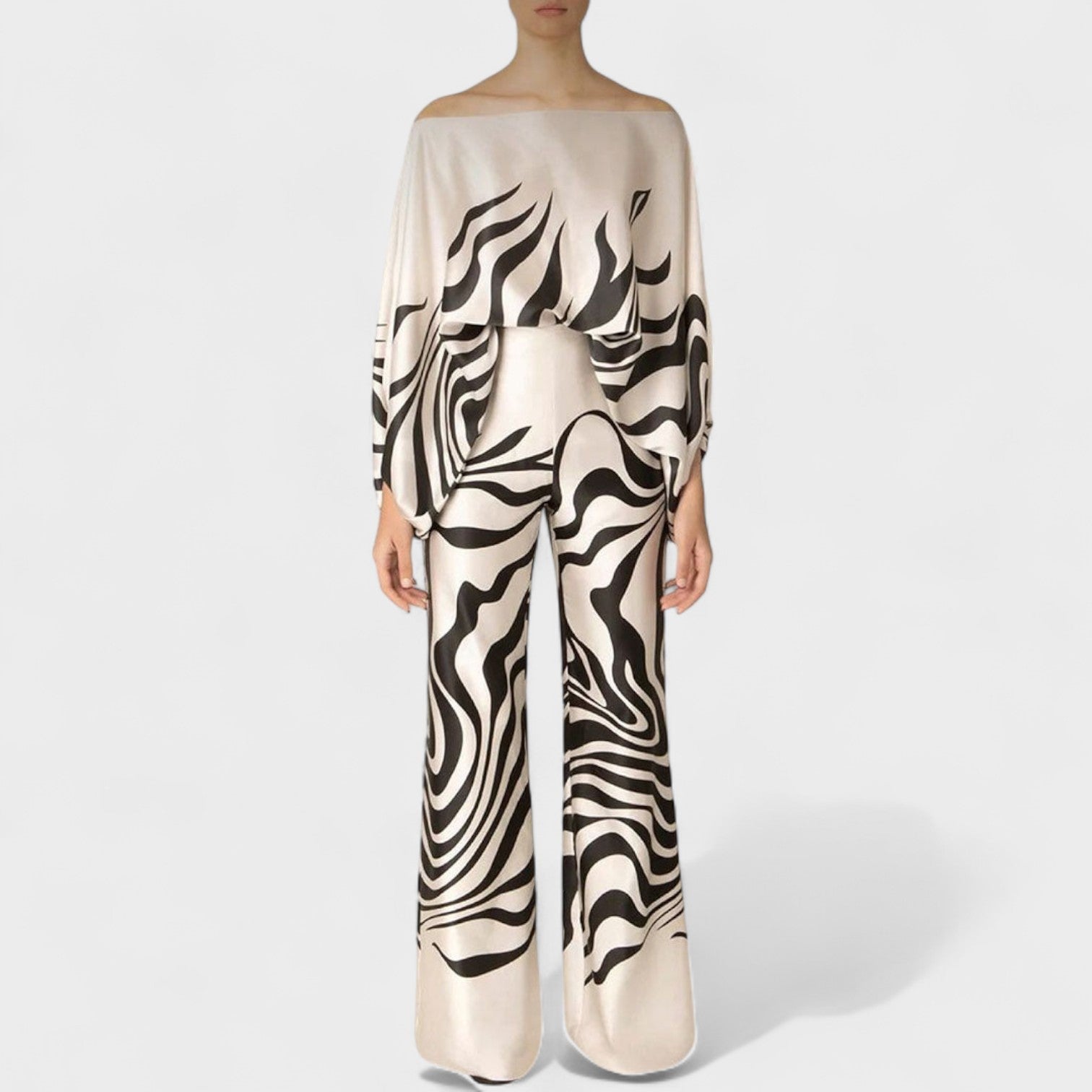 Audi | Schulterfreies Oberteil und Hose mit weitem Bein und frechem Print