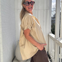 Claire | Locker geschnittene Kurzarm-Bluse mit klassischem Hemdkragen