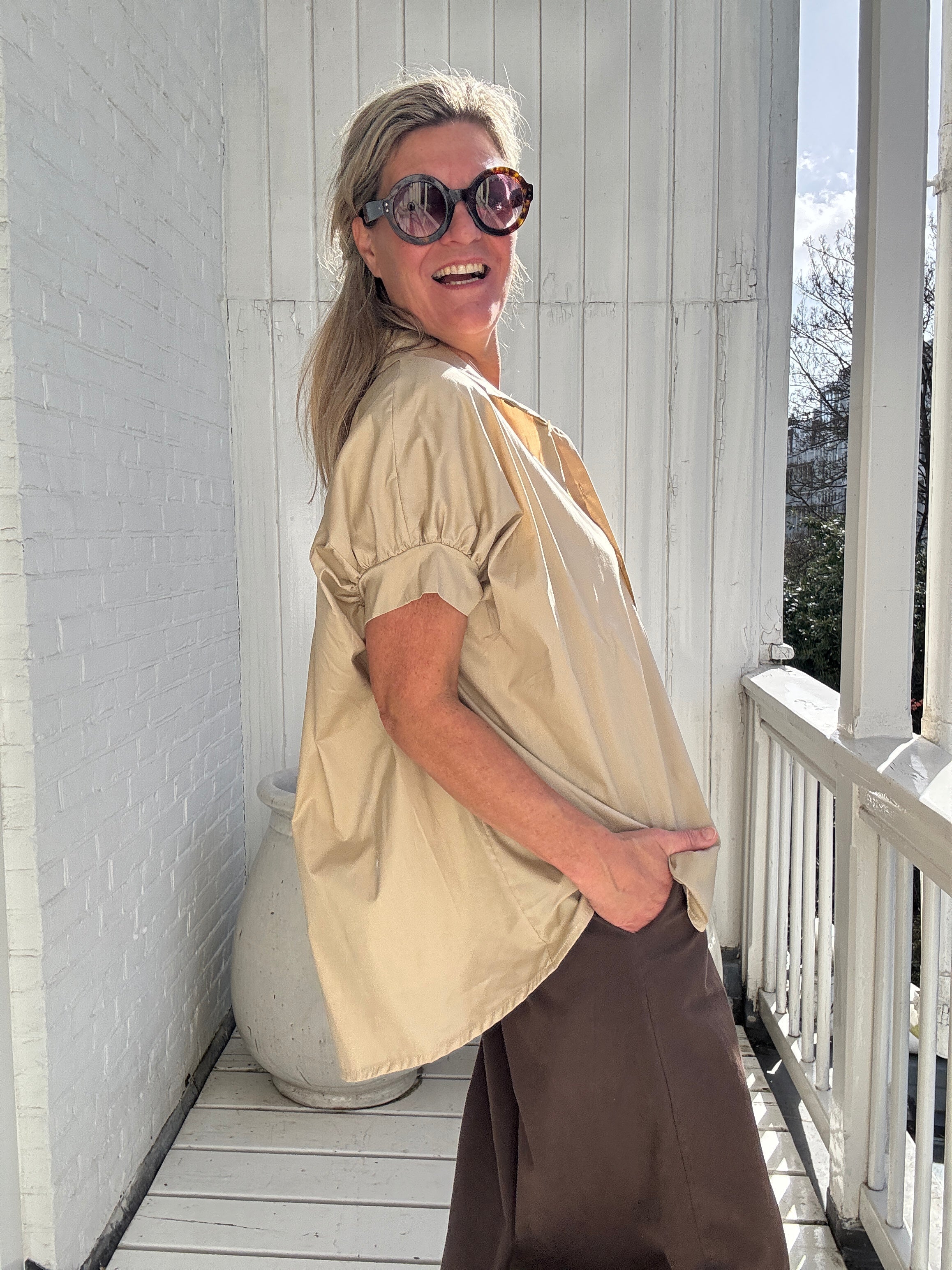 Claire | Locker geschnittene Kurzarm-Bluse mit klassischem Hemdkragen