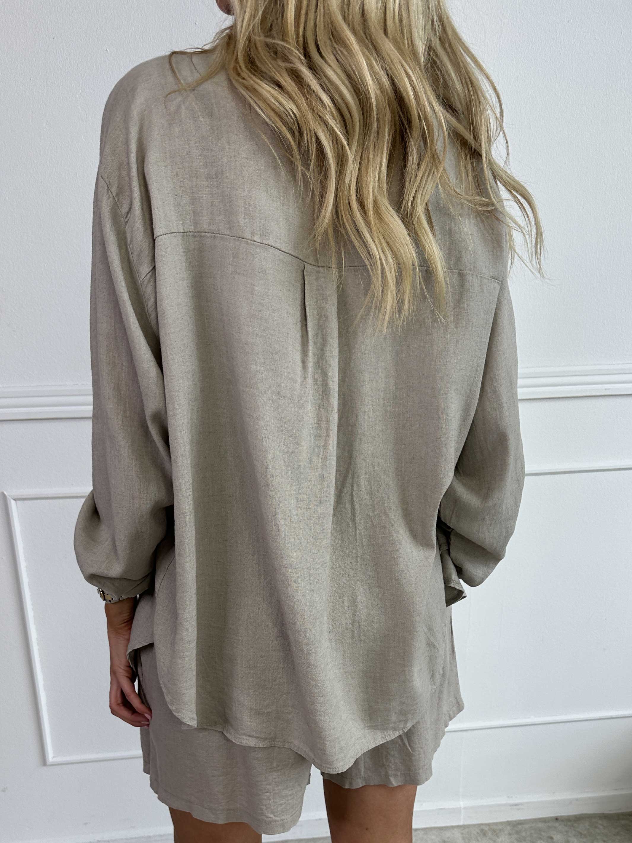 Genevieve | bequemes Hemd aus Viskose und Leinen in klassischer Unifarbe