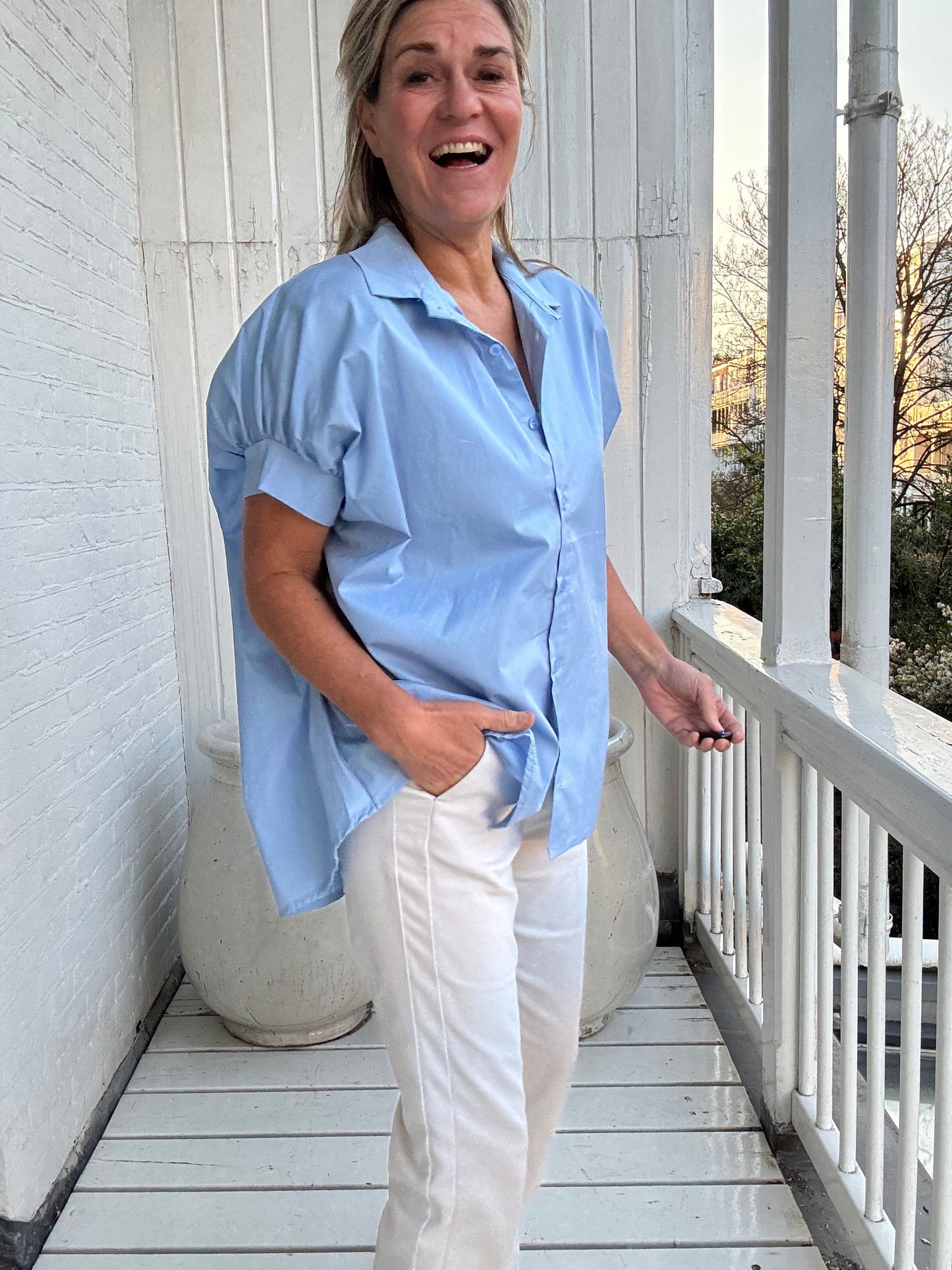 Claire | Locker geschnittene Kurzarm-Bluse mit klassischem Hemdkragen