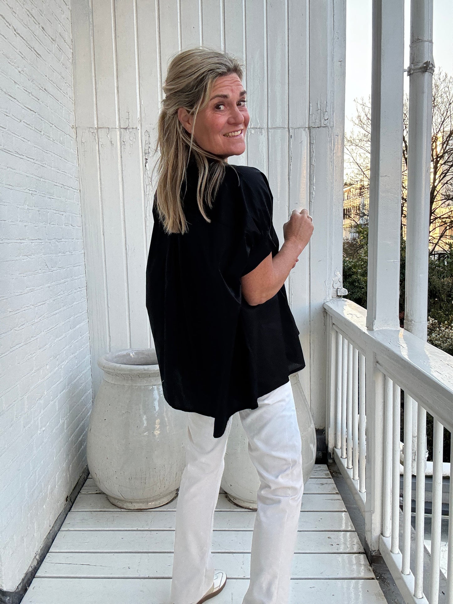 Claire | Locker geschnittene Kurzarm-Bluse mit klassischem Hemdkragen