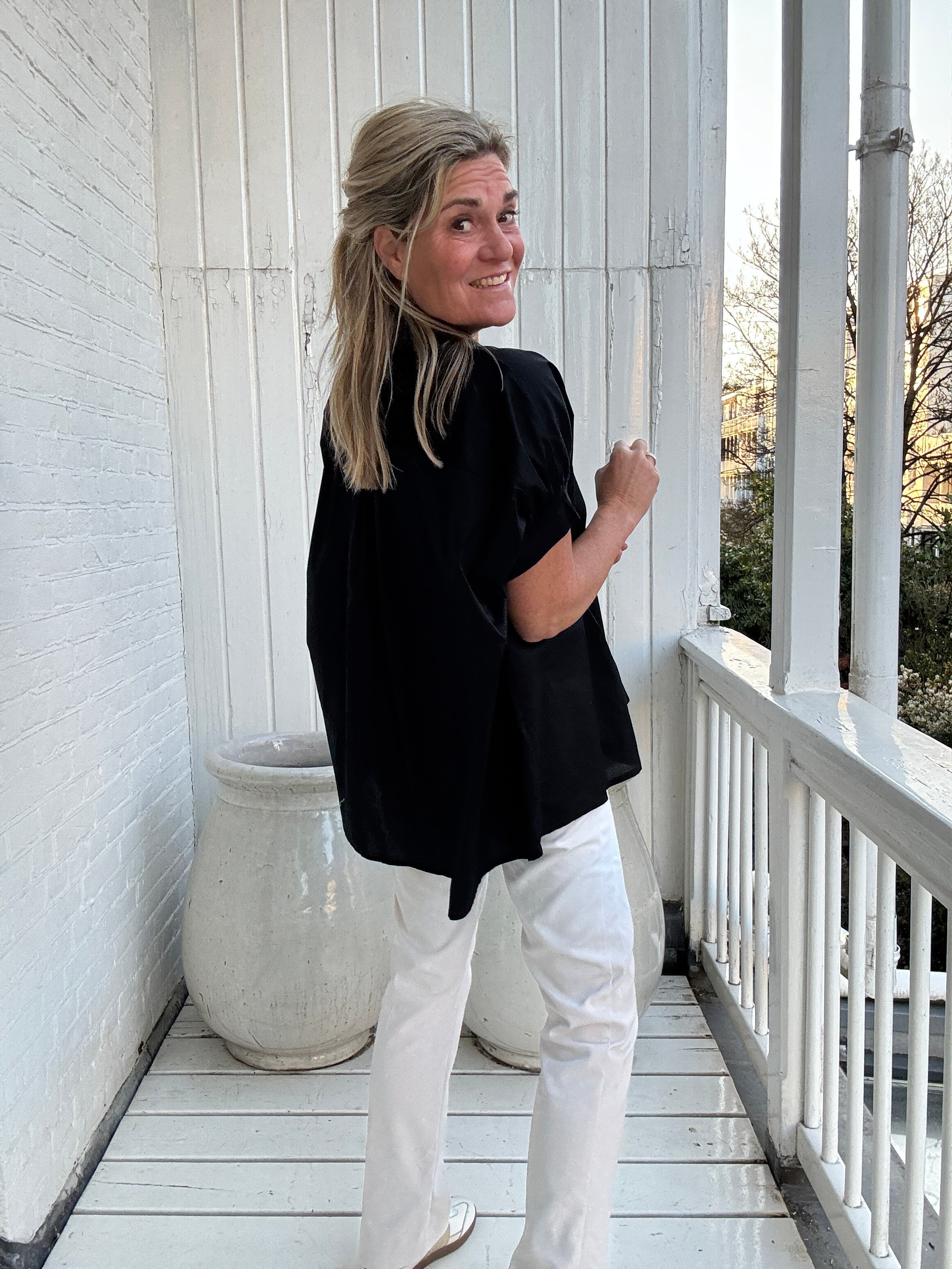 Claire | Locker geschnittene Kurzarm-Bluse mit klassischem Hemdkragen