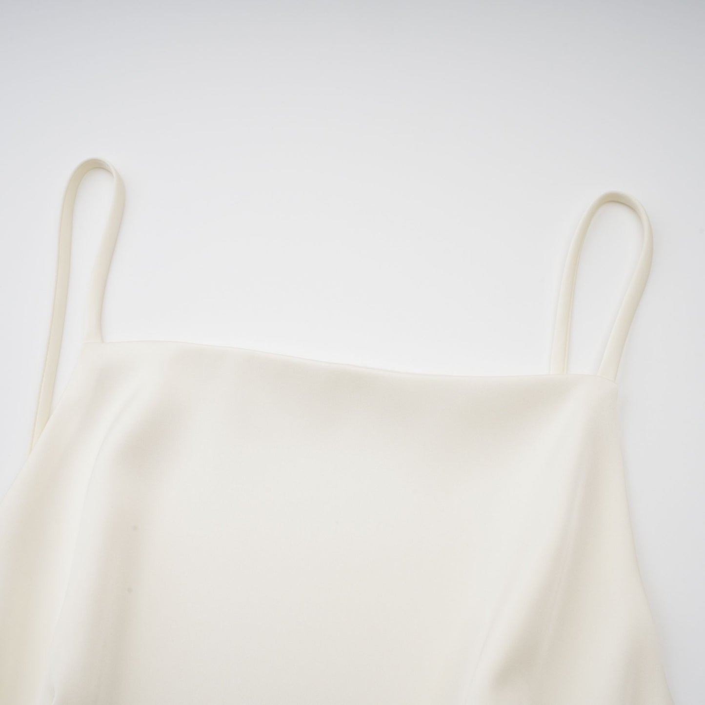 Skyla | schickes Satin-Kleid mit verspielten Rüschen