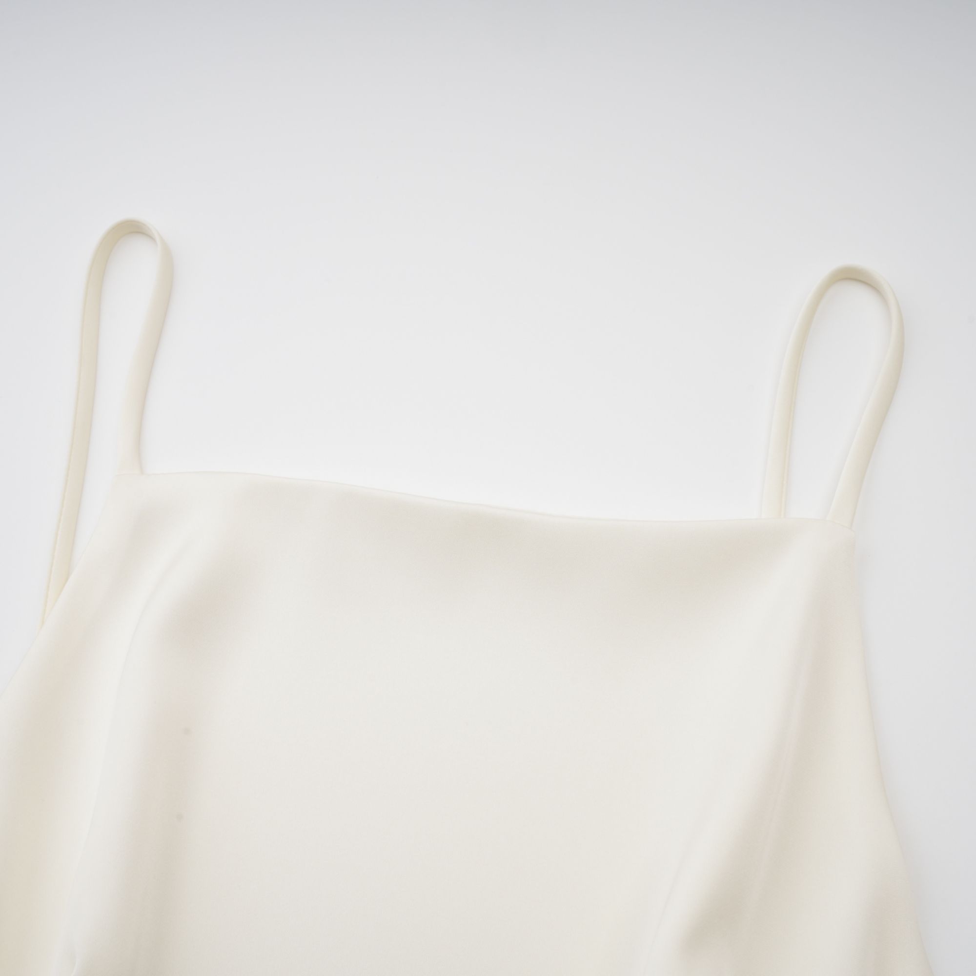 Skyla | schickes Satin-Kleid mit verspielten Rüschen