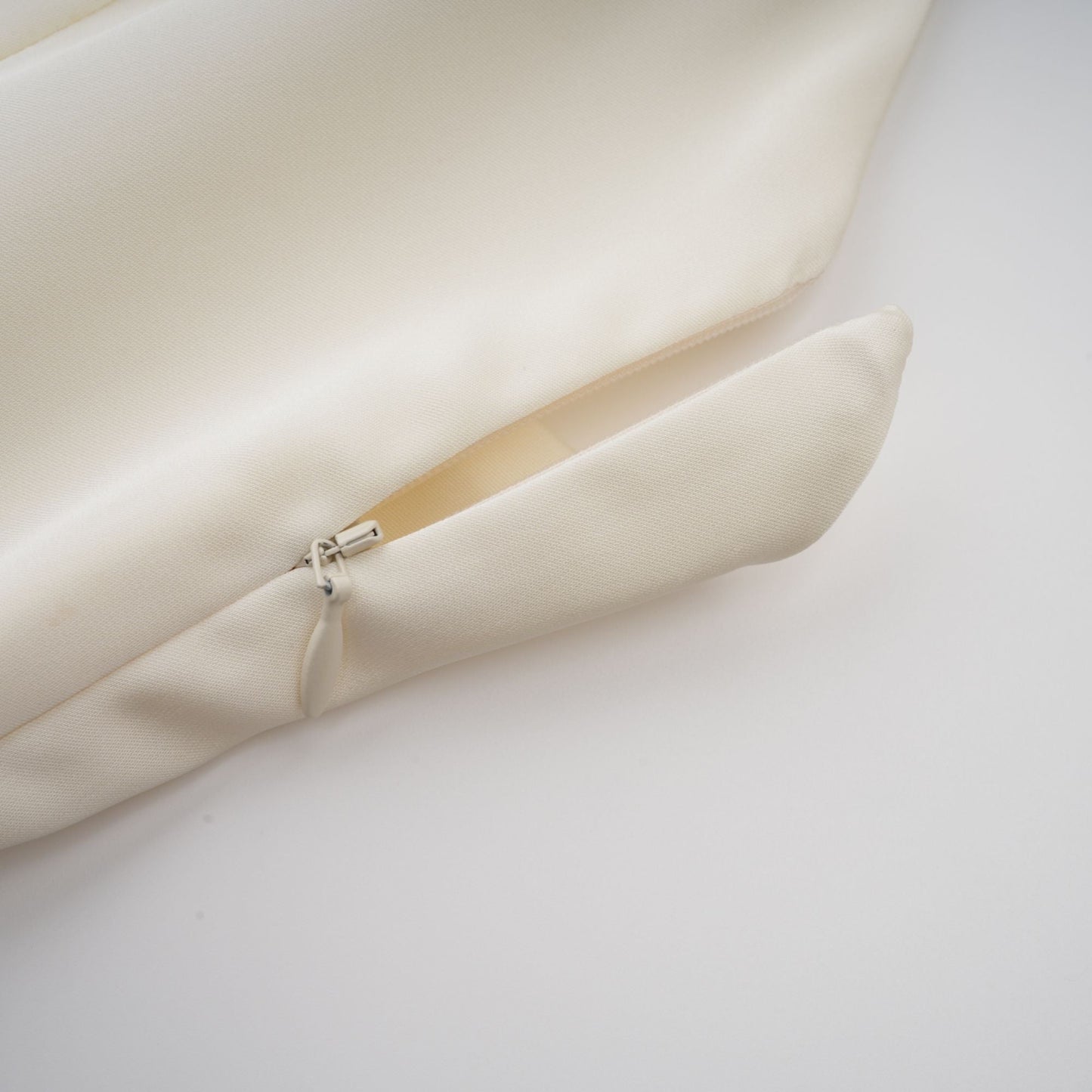 Skyla | schickes Satin-Kleid mit verspielten Rüschen