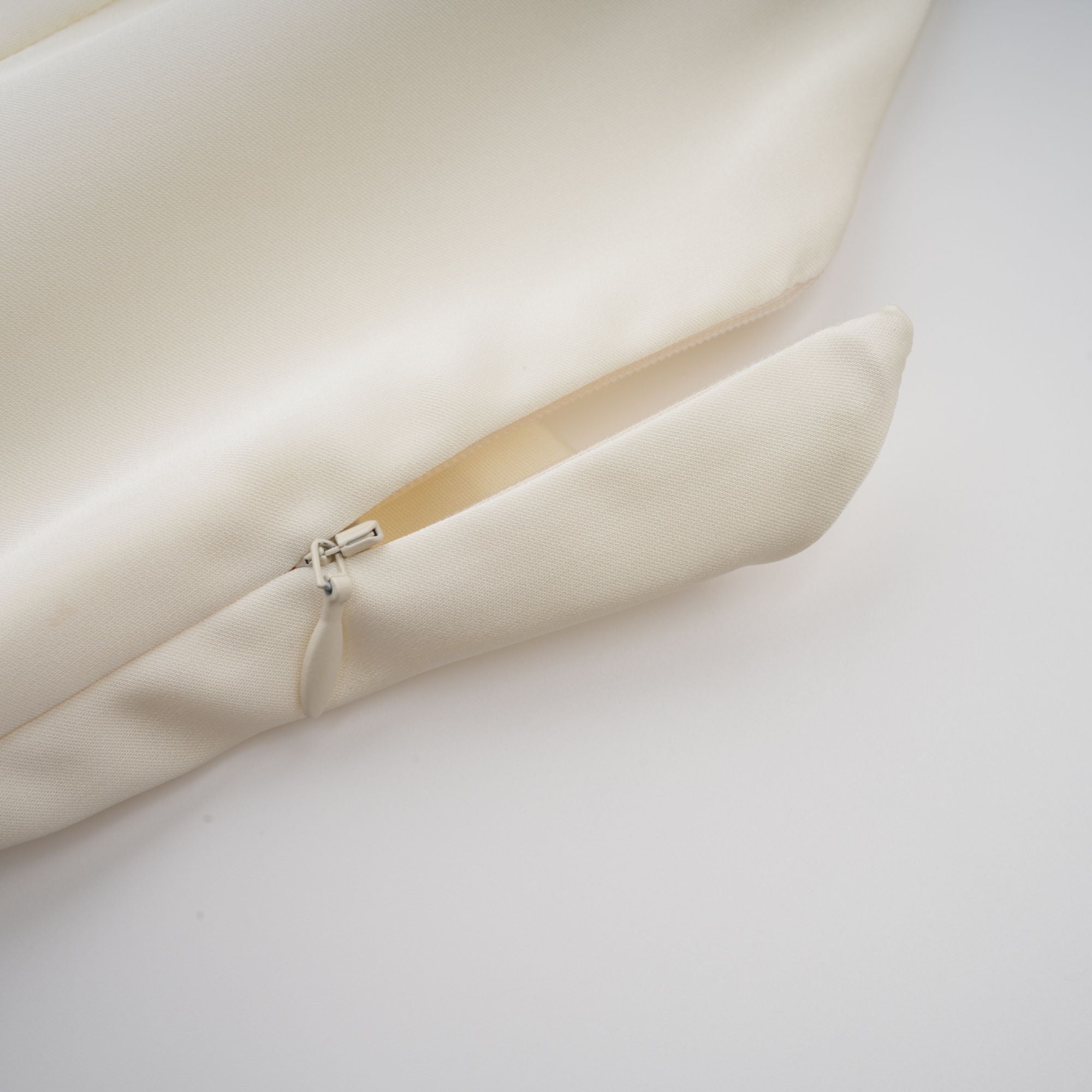 Skyla | schickes Satin-Kleid mit verspielten Rüschen