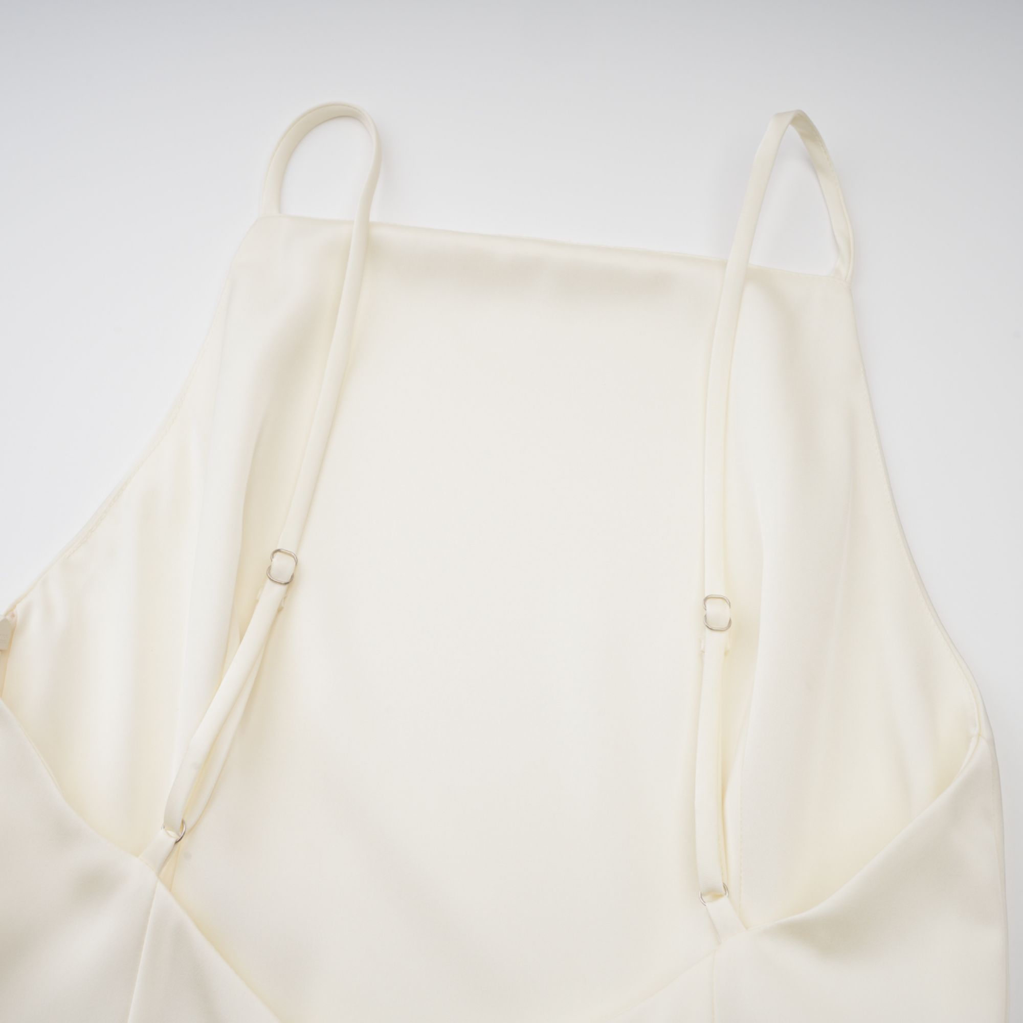 Skyla | schickes Satin-Kleid mit verspielten Rüschen