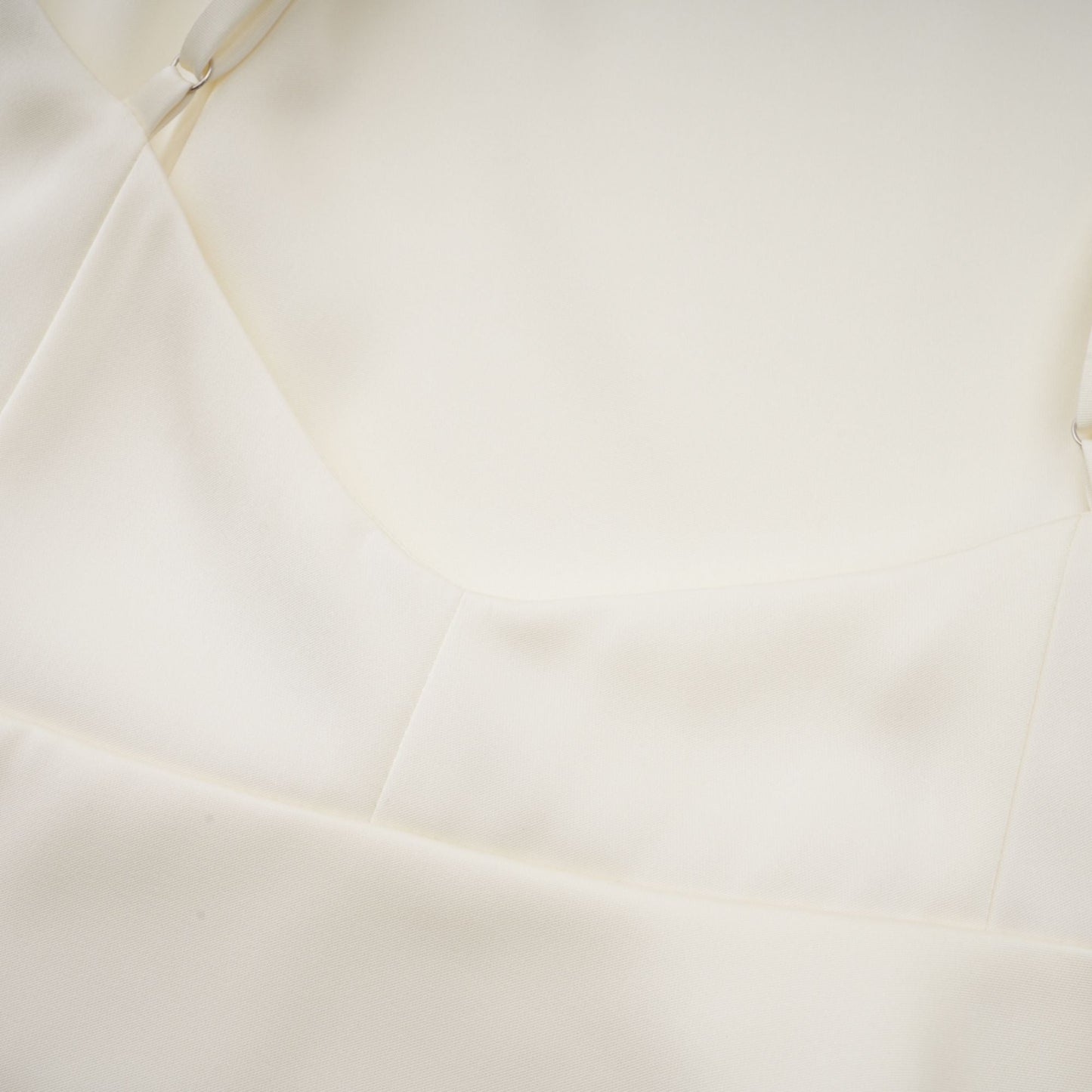 Skyla | schickes Satin-Kleid mit verspielten Rüschen