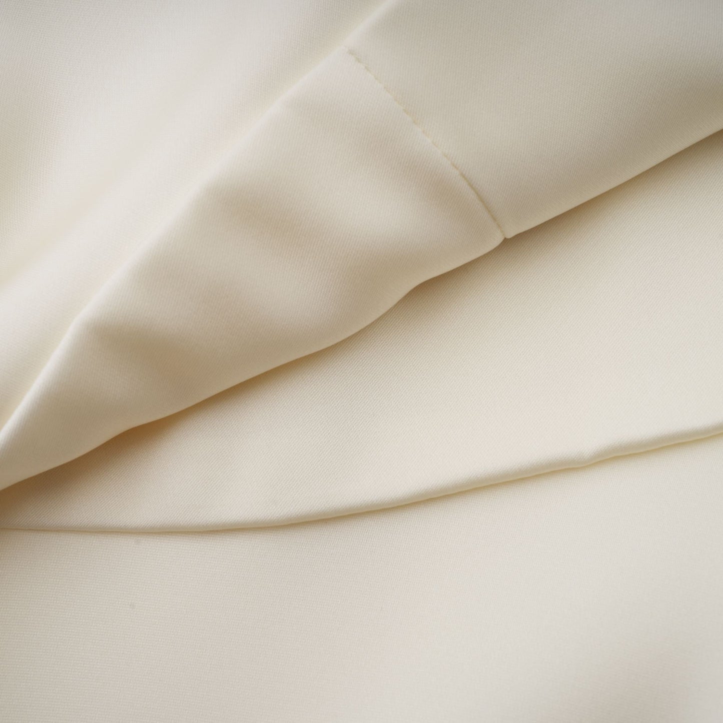 Skyla | schickes Satin-Kleid mit verspielten Rüschen