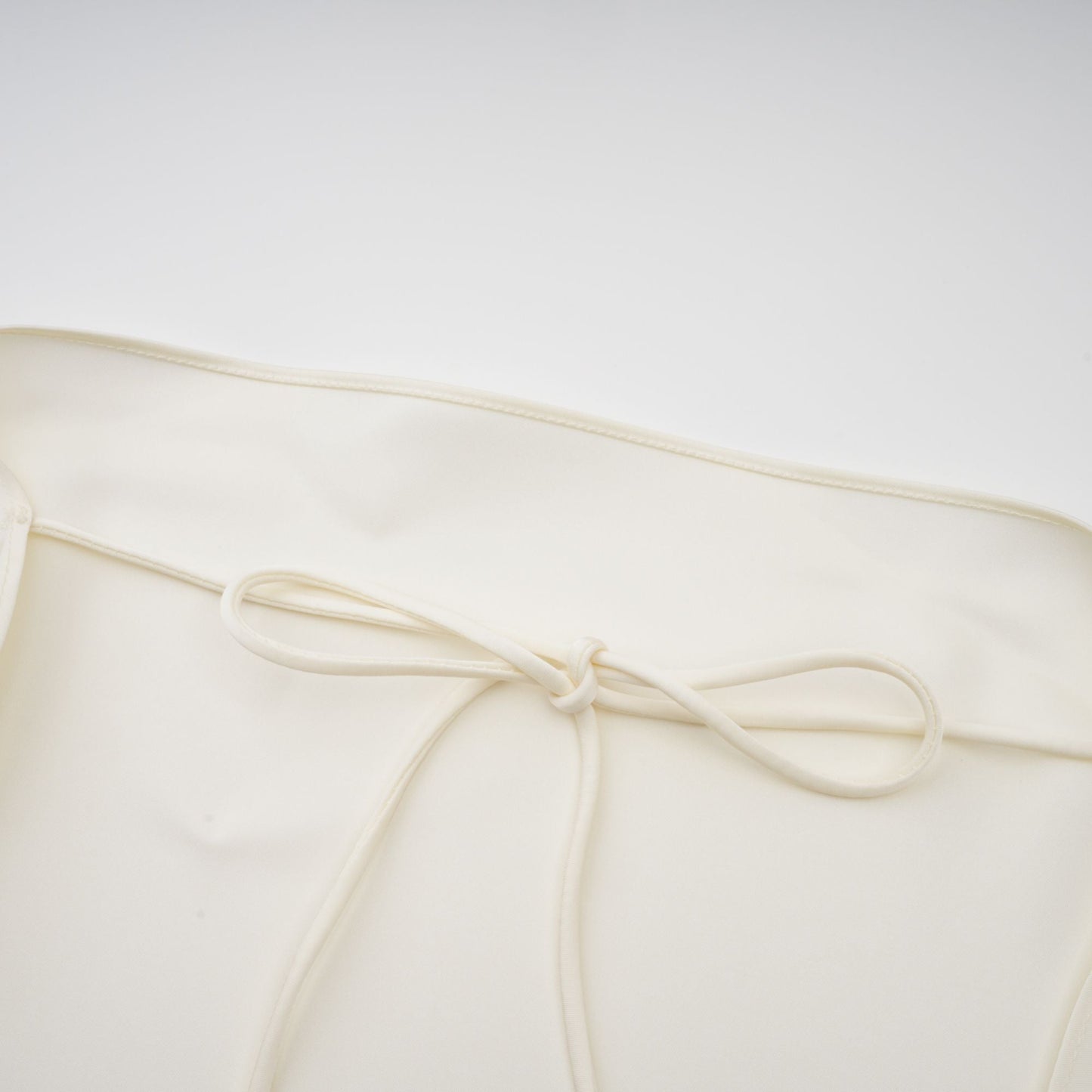 Skyla | schickes Satin-Kleid mit verspielten Rüschen