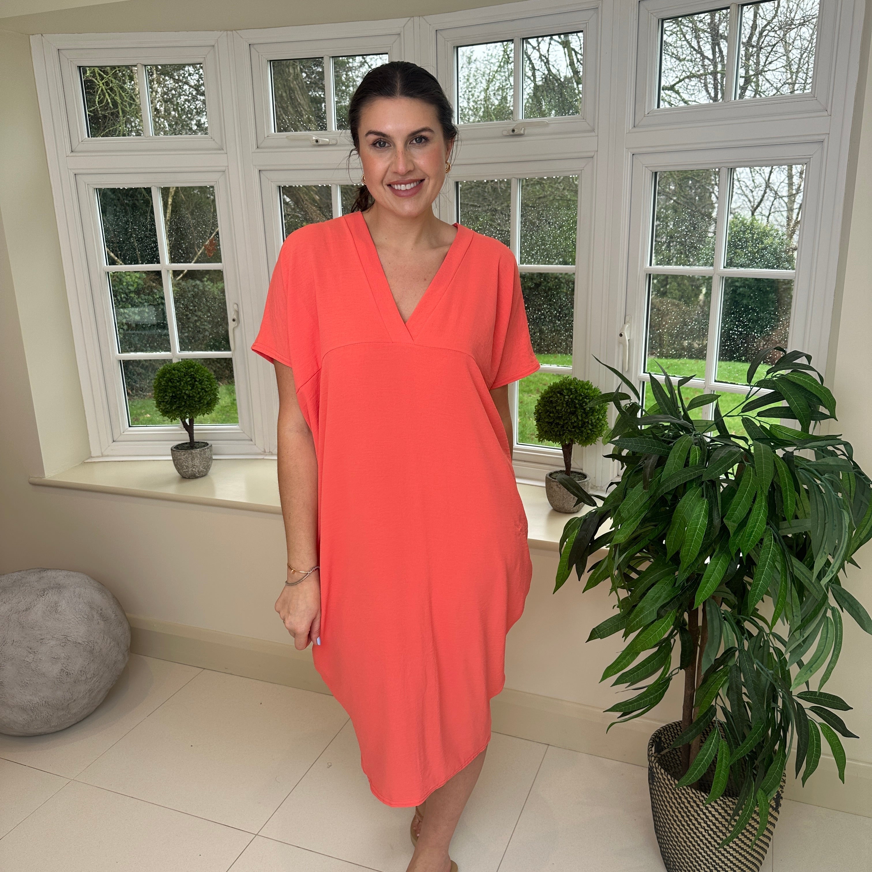 Fiena | T-Shirt-Kleid mit V-Ausschnitt in Übergröße