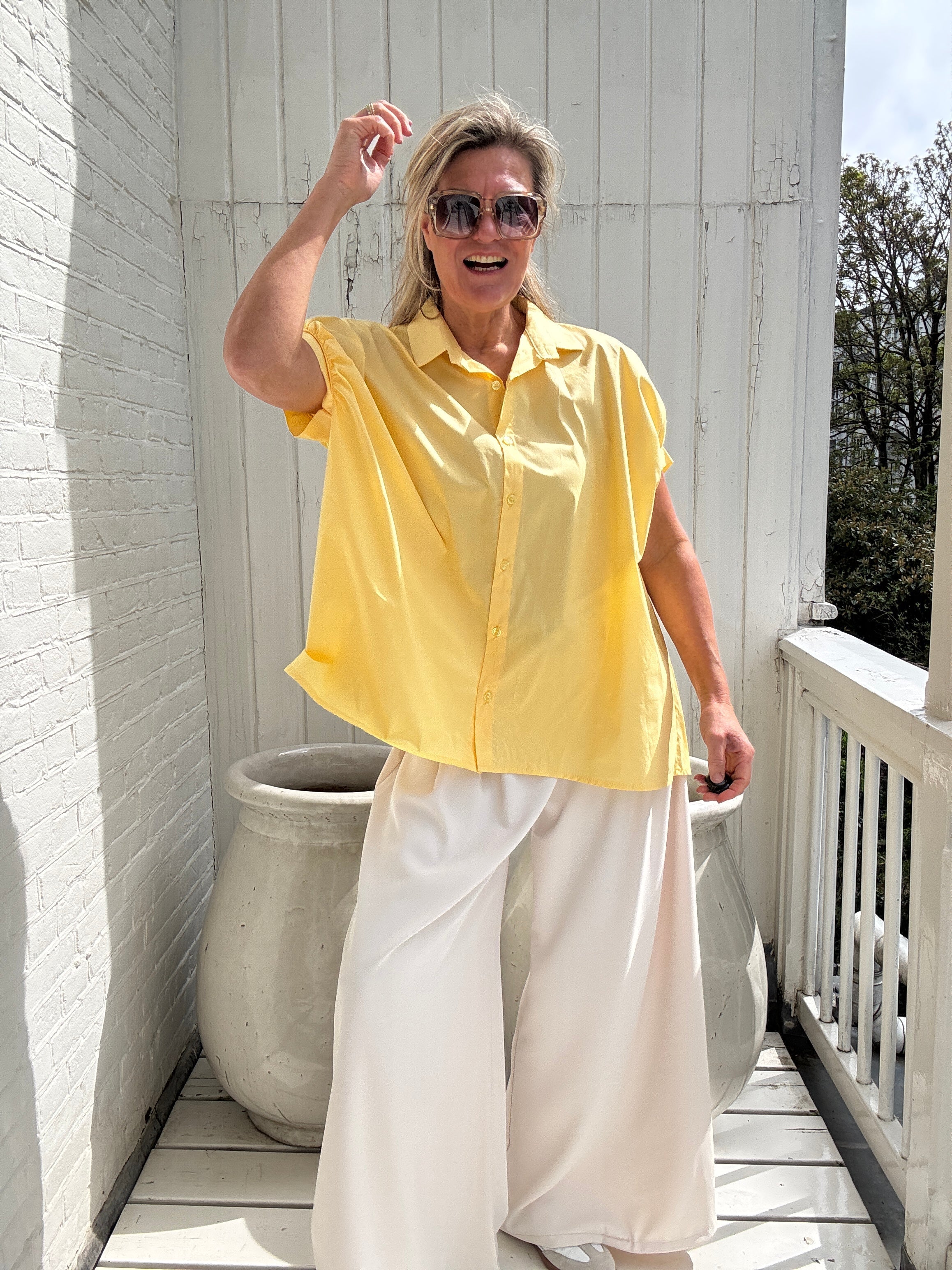 Claire | Locker geschnittene Kurzarm-Bluse mit klassischem Hemdkragen