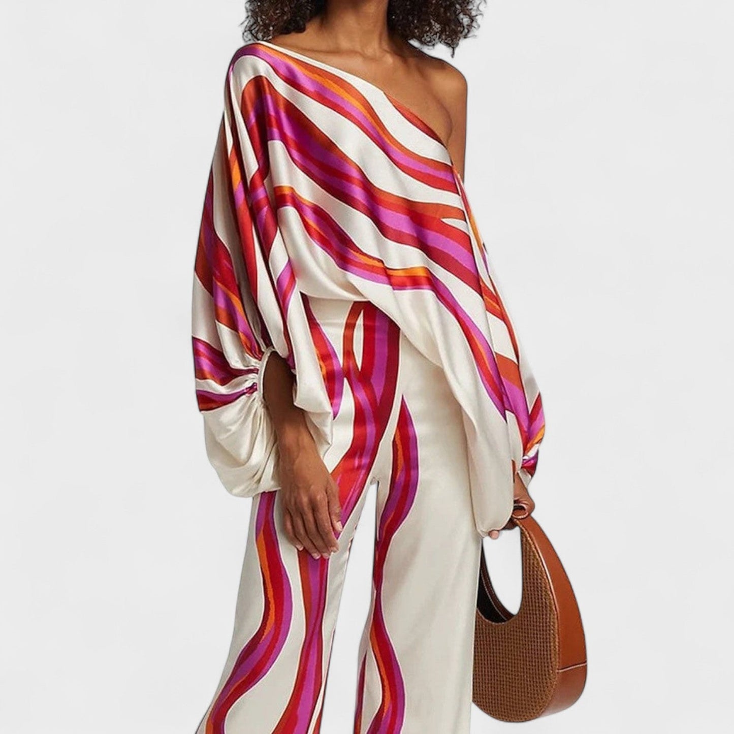 Audi | Schulterfreies Oberteil und Hose mit weitem Bein und frechem Print