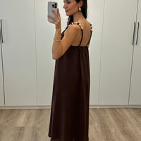 Kailany | elegantes Midikleid, verziert mit Perlen.